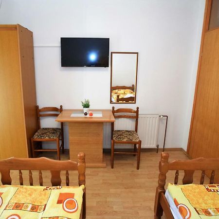 Privatni Smjestaj Most Otočac Buitenkant foto
