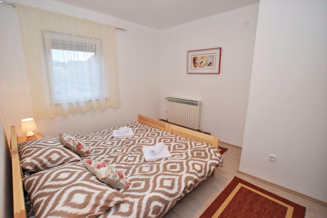 Privatni Smjestaj Most Otočac Buitenkant foto